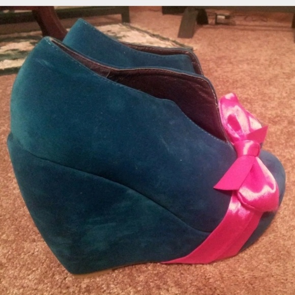 Maker's Turquoise Faux Suede Wedge Shoe...6 - Picture 2 of 4